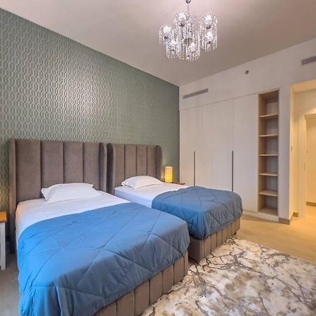 Lovely 2-Bedroom Vacation Home Near Beach Дубай Екстериор снимка