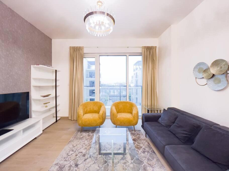 Lovely 2-Bedroom Vacation Home Near Beach Дубай Екстериор снимка