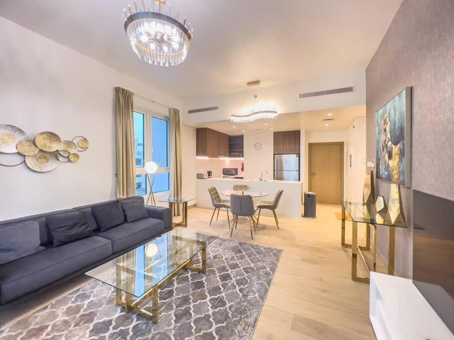 Lovely 2-Bedroom Vacation Home Near Beach Дубай Екстериор снимка