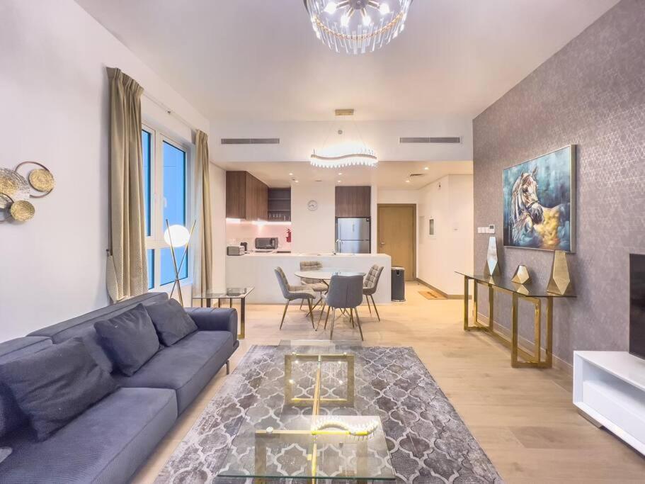 Lovely 2-Bedroom Vacation Home Near Beach Дубай Екстериор снимка