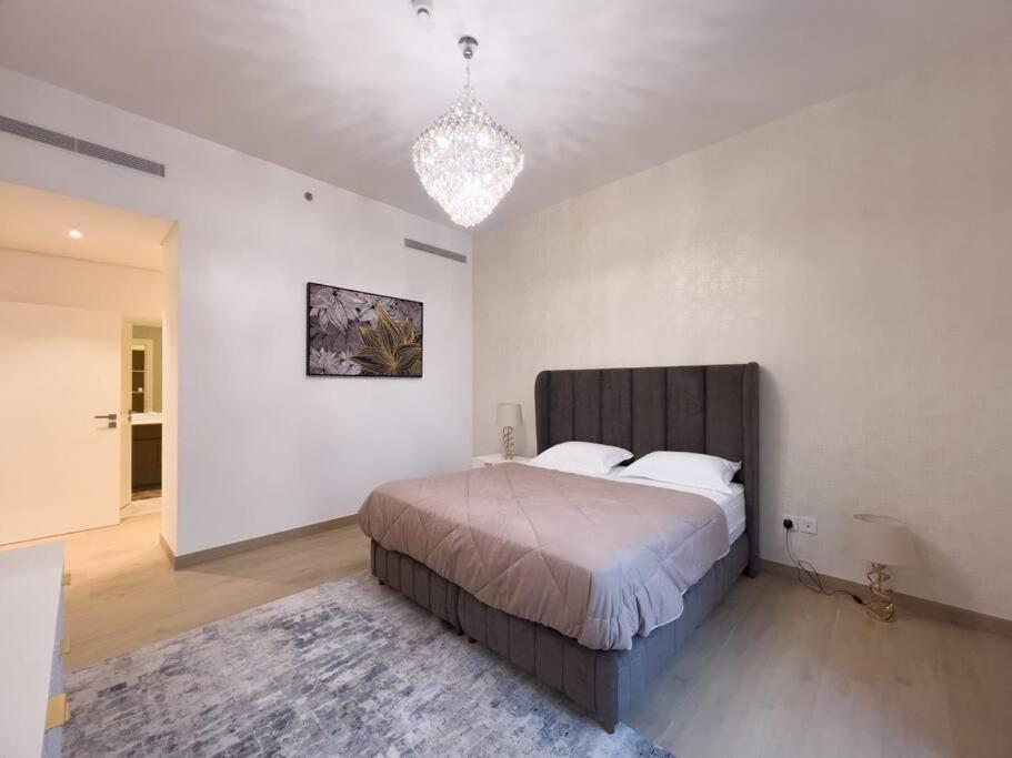 Lovely 2-Bedroom Vacation Home Near Beach Дубай Екстериор снимка