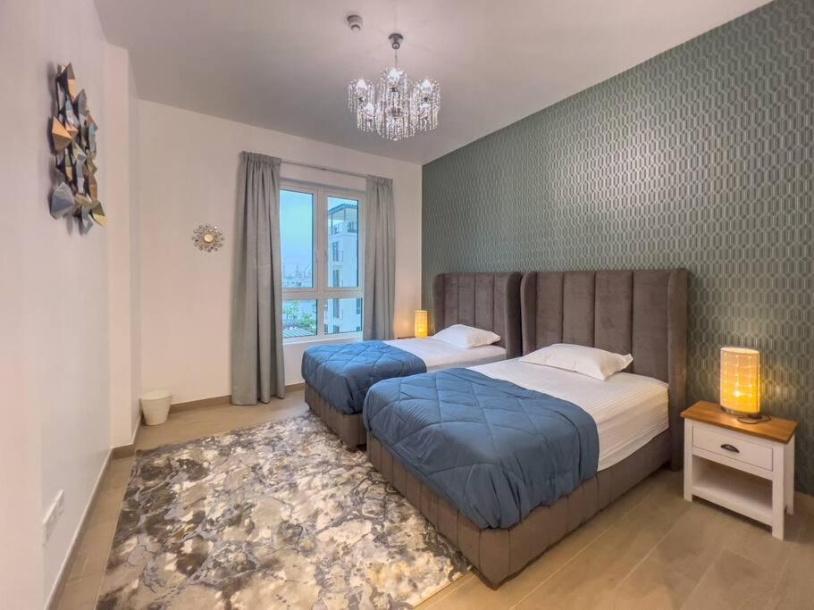 Lovely 2-Bedroom Vacation Home Near Beach Дубай Екстериор снимка