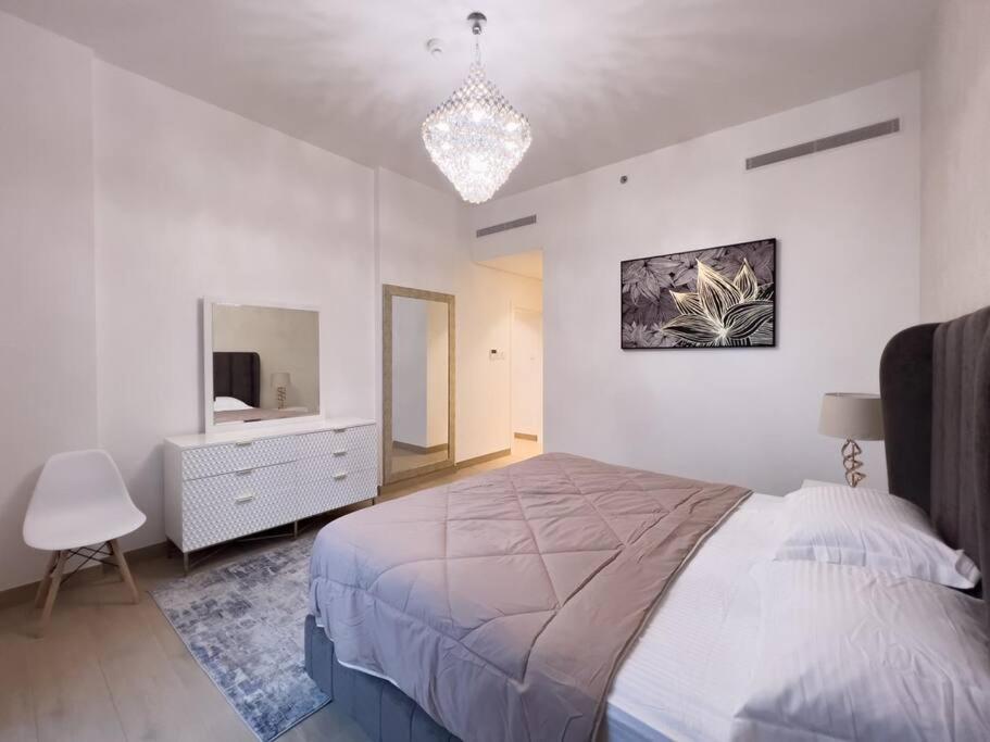 Lovely 2-Bedroom Vacation Home Near Beach Дубай Екстериор снимка